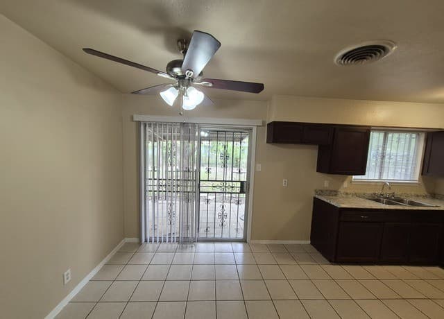 3-bedroom rental at 5211 Cinderella St in Kirby, TX — photo 3