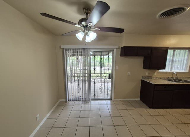 3-bedroom rental at 5211 Cinderella St in Kirby, TX — photo 4