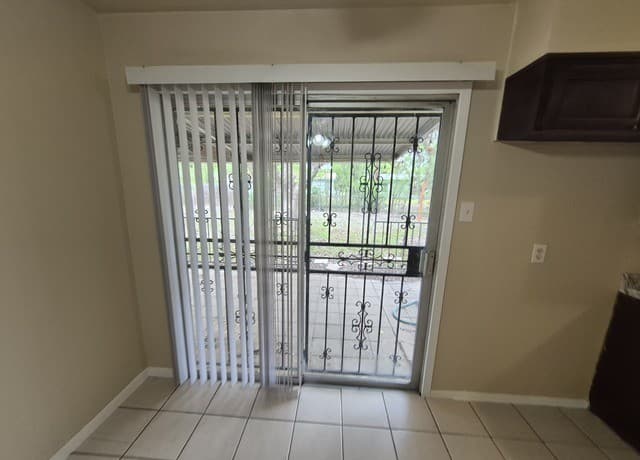 3-bedroom rental at 5211 Cinderella St in Kirby, TX — photo 5