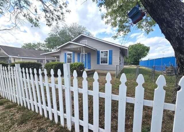 2-bedroom rental at 7965 E. 6th St in Somerset, TX — photo 3