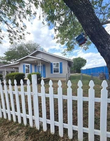 2-bedroom rental at 7965 E. 6th St in Somerset, TX — photo 4
