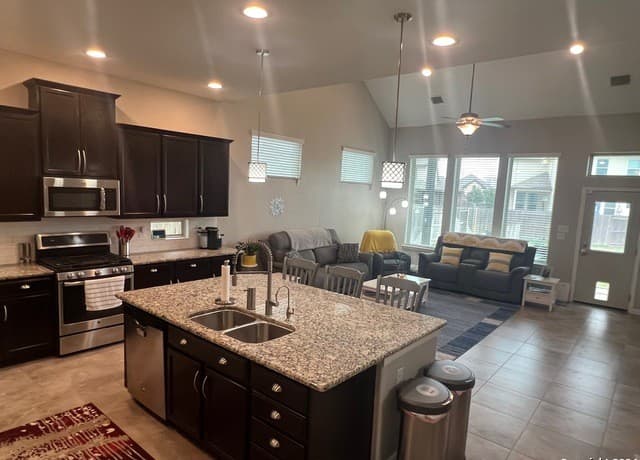 4-bedroom rental at 8224 Limerick Fls in San Antonio, TX — photo 4