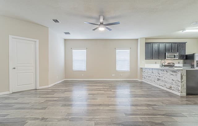 4-bedroom rental at 12239 Hamlin in San Antonio, TX — photo 4