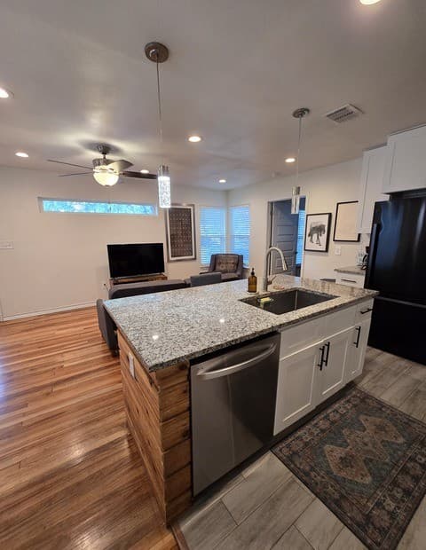 3-bedroom rental at 1338 W Elsmere Pl in San Antonio, TX — photo 3
