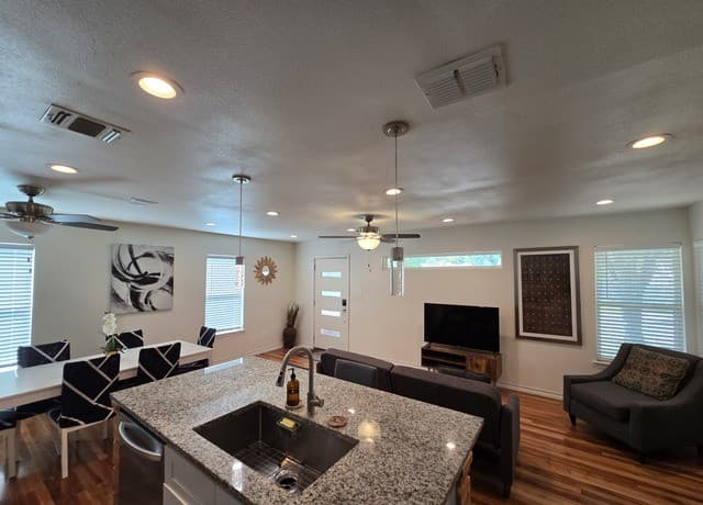 3-bedroom rental at 1338 W Elsmere Pl in San Antonio, TX — photo 4