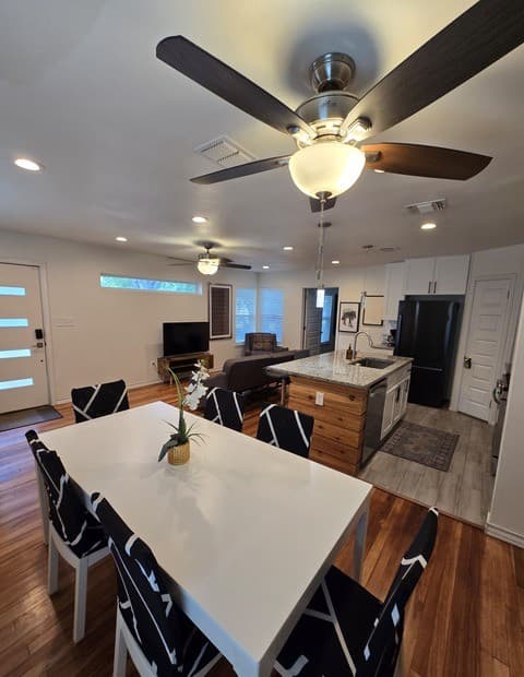3-bedroom rental at 1338 W Elsmere Pl in San Antonio, TX — photo 5