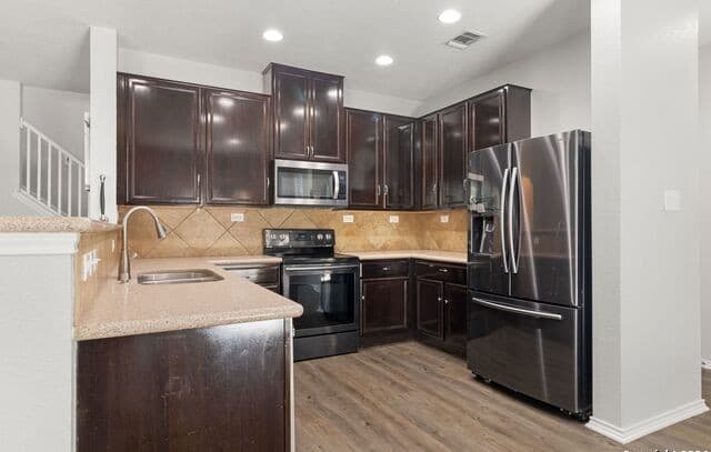 4-bedroom rental at 939 Spello Cir in San Antonio, TX — photo 3