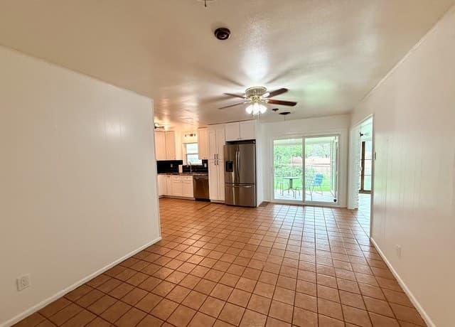 3-bedroom rental at 3807 Longridge Dr in San Antonio, TX — photo 4