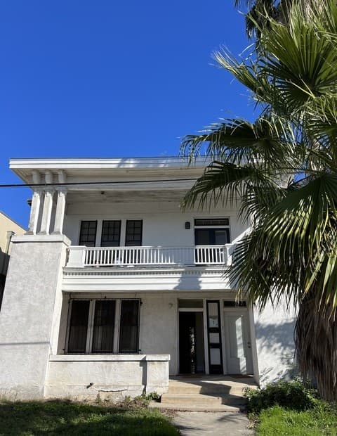 2-bedroom rental at 111 Leigh St Unit 2 in San Antonio, TX — photo 2