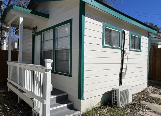 0rental at 825 W Russell Pl Unit 3 in San Antonio, TX — photo 2