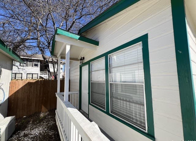 0rental at 825 W Russell Pl Unit 3 in San Antonio, TX — photo 3