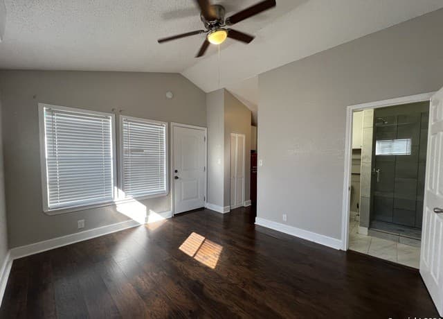 0rental at 825 W Russell Pl Unit 3 in San Antonio, TX — photo 5