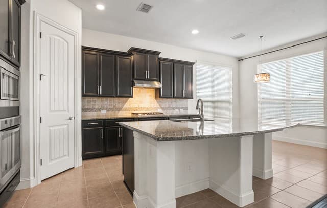 4-bedroom rental at 221 Aspen Dr in Boerne, TX — photo 5