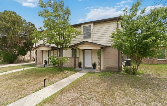 2-bedroom rental at 512 W Byrd Blvd in Universal City, TX — photo 2