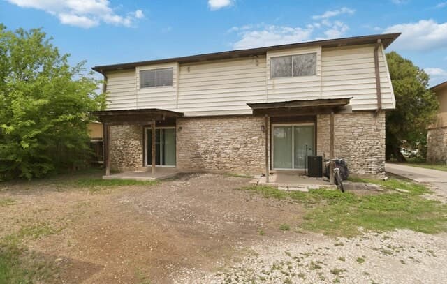2-bedroom rental at 512 W Byrd Blvd in Universal City, TX — photo 3