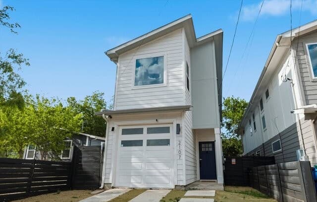 3-bedroom rental at 2107 Schley Ave in San Antonio, TX — photo 2