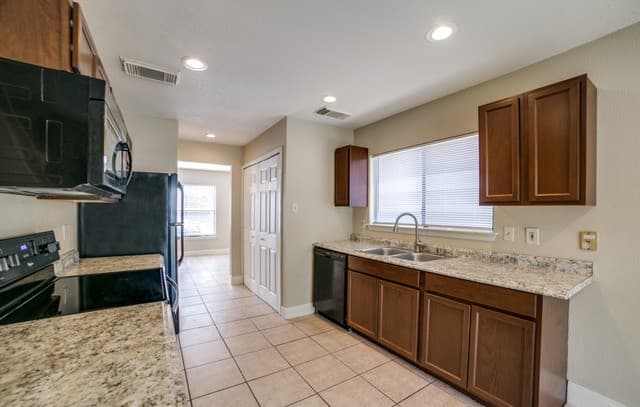 4-bedroom rental at 7739 Alverstone in San Antonio, TX — photo 2
