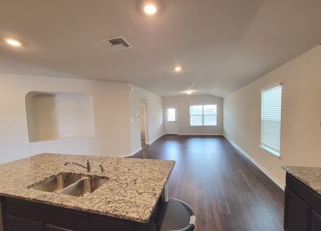 3-bedroom rental at 1543 Rocky Rise in San Antonio, TX — photo 4