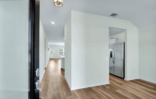 3-bedroom rental at 6854 Hibiscus Fls in San Antonio, TX — photo 3