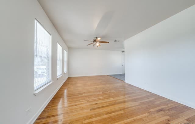 3-bedroom rental at 415 Robinhood in San Antonio, TX — photo 2