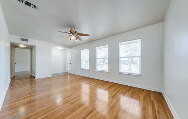 3-bedroom rental at 415 Robinhood in San Antonio, TX — photo 3