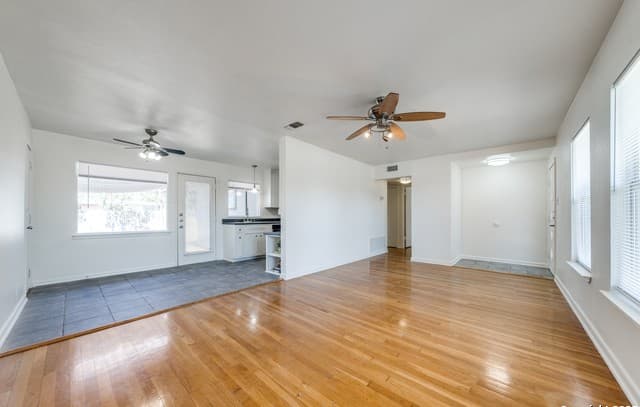 3-bedroom rental at 415 Robinhood in San Antonio, TX — photo 4
