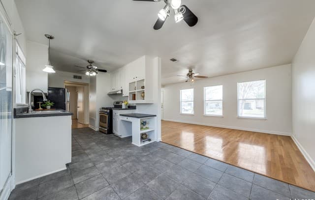 3-bedroom rental at 415 Robinhood in San Antonio, TX — photo 5