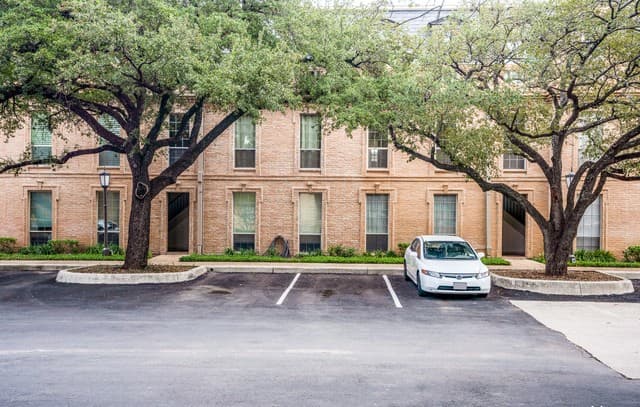 2-bedroom rental at 7711 Broadway Unit 27C in San Antonio, TX — photo 2