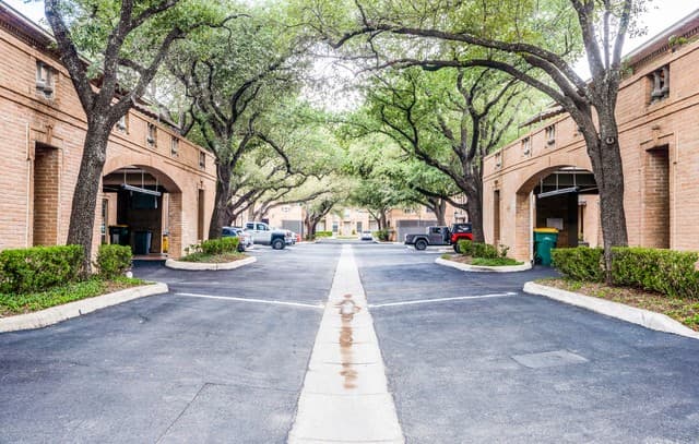 2-bedroom rental at 7711 Broadway Unit 27C in San Antonio, TX — photo 3