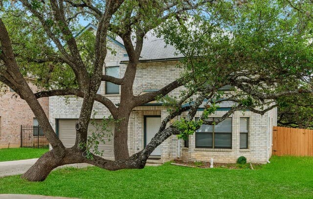 4-bedroom rental at 2312 Newoak Park in San Antonio, TX — photo 2