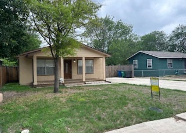 3-bedroom rental at 4930 Bluff St in San Antonio, TX — photo 2