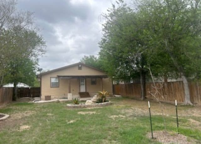 3-bedroom rental at 4930 Bluff St in San Antonio, TX — photo 4