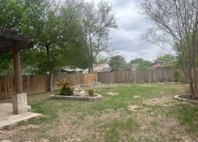 3-bedroom rental at 4930 Bluff St in San Antonio, TX — photo 5