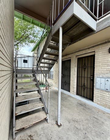 2-bedroom rental at 115 Victor Unit 1 in San Antonio, TX — photo 2