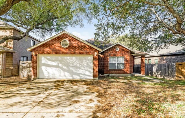 3-bedroom rental at 11926 Auburn Brook in San Antonio, TX — photo 2