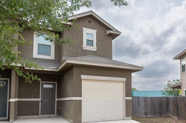 3-bedroom rental at 6003 Karly Way Unit 104 in San Antonio, TX — photo 2
