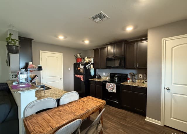 3-bedroom rental at 3131 Rosalind Way in San Antonio, TX — photo 4