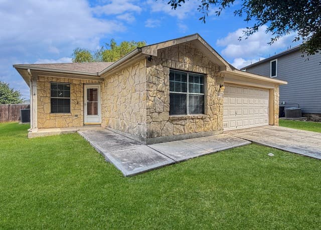 3-bedroom rental at 4922 Celtic Corner in San Antonio, TX — photo 2