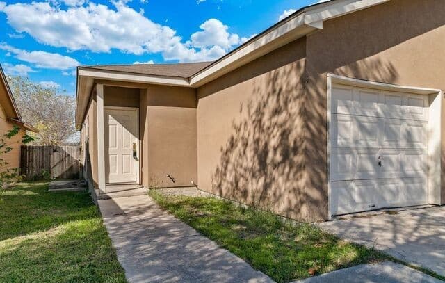 3-bedroom rental at 7379 Longing Trail Unit 1 in San Antonio, TX — photo 2