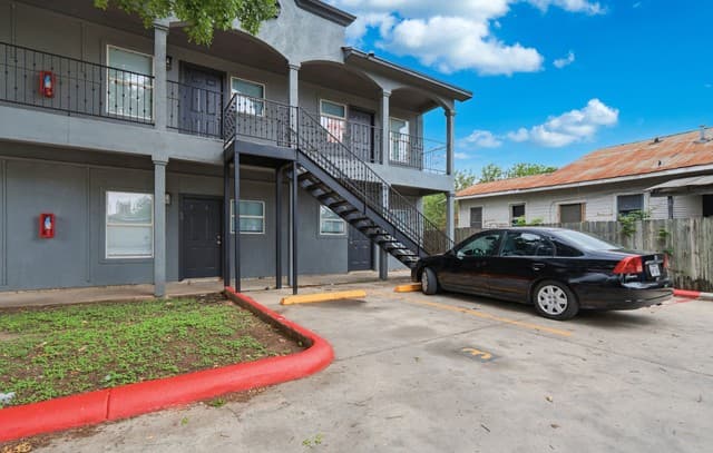 1-bedroom rental at 1706 W Craig Pl Unit 4 in San Antonio TX
