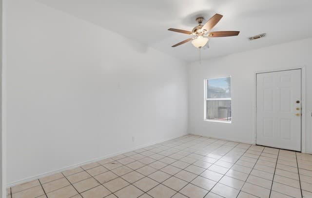 1-bedroom rental at 1706 W Craig Pl Unit 4 in San Antonio, TX — photo 2