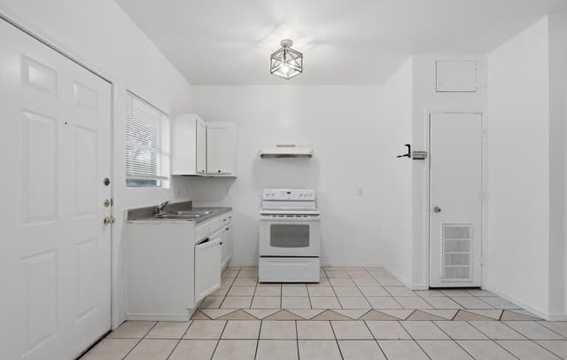 1-bedroom rental at 1706 W Craig Pl Unit 4 in San Antonio, TX — photo 3
