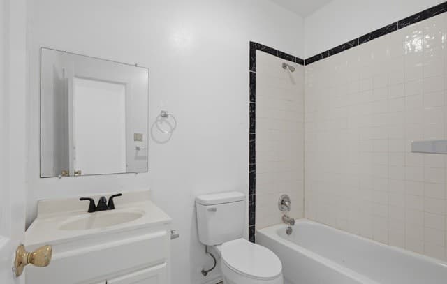 1-bedroom rental at 1706 W Craig Pl Unit 4 in San Antonio, TX — photo 4