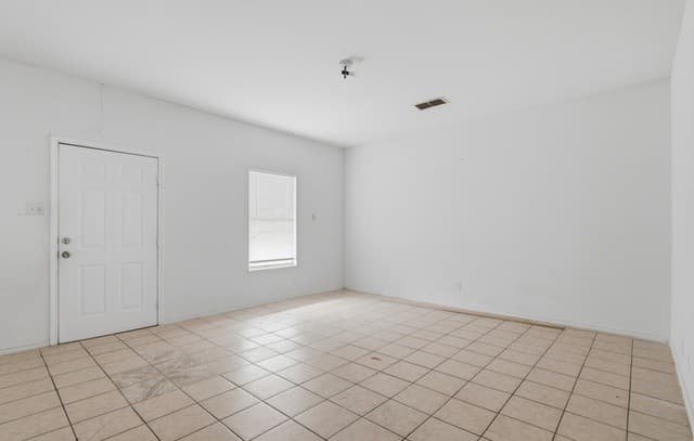 2-bedroom rental at 1706 W Craig Pl Unit 5 in San Antonio, TX — photo 2