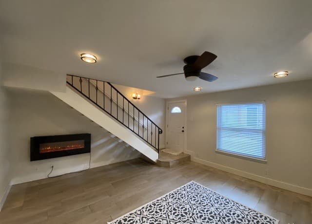 2-bedroom rental at 2811 Woodbury St Unit 403 in San Antonio, TX — photo 4