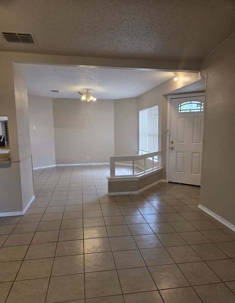 3-bedroom rental at 5719 Country Sun Dr in San Antonio, TX — photo 3