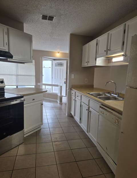 3-bedroom rental at 5719 Country Sun Dr in San Antonio, TX — photo 4