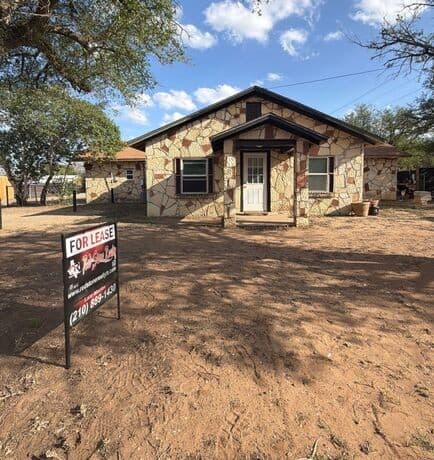 2-bedroom rental at 902 C St Unit 1 in Floresville TX