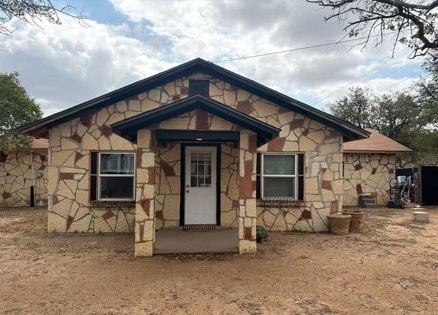2-bedroom rental at 902 C St Unit 1 in Floresville, TX — photo 2
