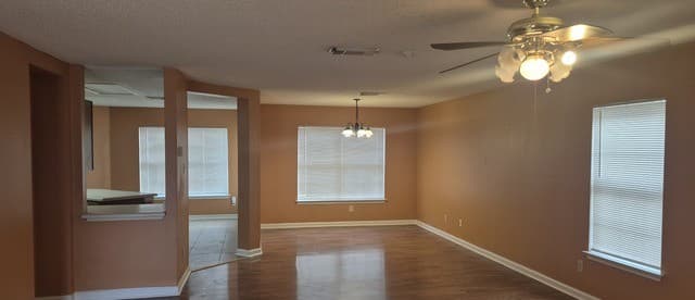 4-bedroom rental at 2648 Westover View in San Antonio, TX — photo 2